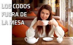 Icono los codos se deben poner fuera de la mesa Una mujer apoya los codos mientras toma una taza de té