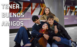 Icono cómo mantener una buena amistad. Tener buenos amigos Un grupo de amigos espera el metro