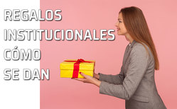 Icono cómo ofrecer un regalo institucional Una mujer ofrece un regalo