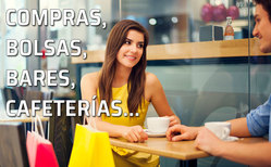 Icono Qué hacer con las bolsas al sentarnos en un bar, cafetería, etc. Una pareja deja sus bolsas en una silla de la cafatería