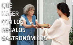 Icono qué hacer cuando nos regalan comida o bebida Una mujer ofrece a su vecina una fuente con un comida preparada