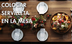 Icono la servilleta en la mesa puede ir en varios sitios según el criterio de los anfitriones Lo mejor es hacer un doblez sencillo en rectángulo o en pico para colocar la servilleta en la mesa