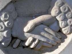 Saludar. Darse la mano.