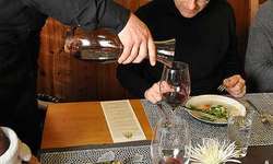 Camarero. Servir vino.