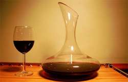 Decantador vino. El vino en la mesa.