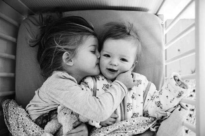 Besar. Besando a su hermanito