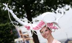 Tocado Anneka Tanaka-Svenska un día en las carreras de Ascot.