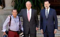 Juan Chávez. Juan Chavez posa junto al Rey y a Mariano Rajoy.