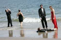 Black Tie Beach Fiesta de etiqueta en la playa. Coney Island, New York.