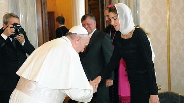 Audiencia Papa Francisco. El Papa Francisco saluda, con una reverencia, a la reina Rania de Jordania.