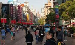 Calle Nanjing Plaza del metreo de East Nanjing Road. China.
