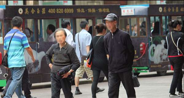Gente en China. Paseando por la calle East Nanjing Road.