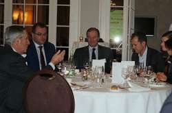 Comida negocios. Comida de negocios. Financial Outlook and Investment Opportunities in 2013.