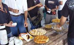 Personas charlando en una paua para el café -coffee break-.