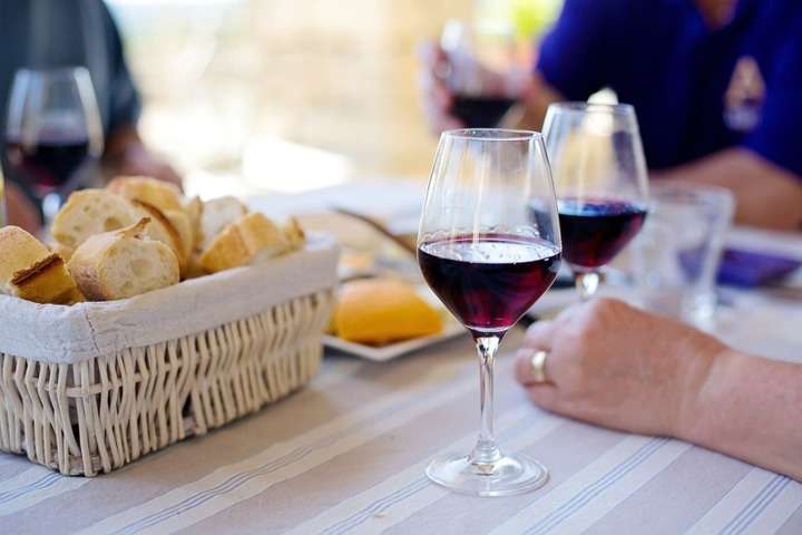 Vino tinto. Copas de vino tinto