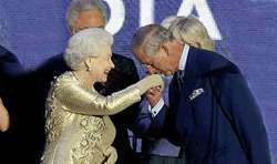 Reina Isabel II El príncipe Carlos saluda a su madre la Reina Isabel II de Inglaterra.