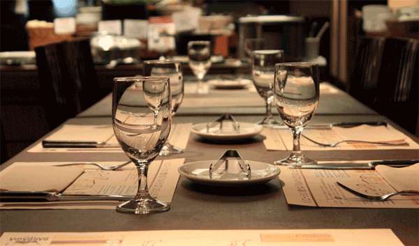 Mesa. Mesa preparada para recibir a los invitados.