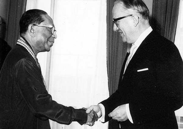 Presentación de credenciales de la Mision de Ceylan a Walter Hallstein, Presidente def la Commission de la EEC,. 
Walter Hallstein