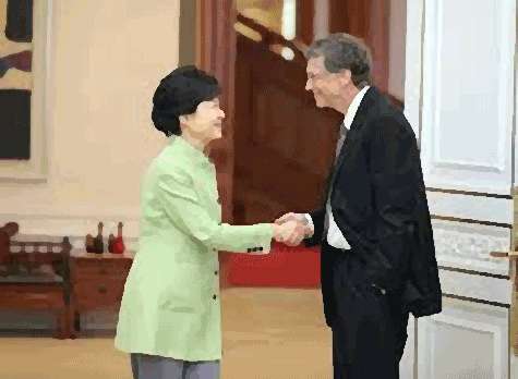 Saludo Bill Gates. Bill Gates saluda a la presidenta de Corea del Sur, Park Geun-hye