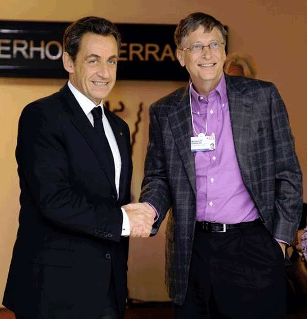 Bill Gates y Sarkozy. Saludo de Bill Gates al presidentes francés Nicolas Sarkozy
