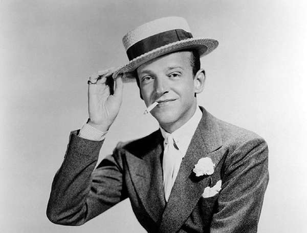 Fred Astaire. Fred Astaire de traje conb sombrero.
