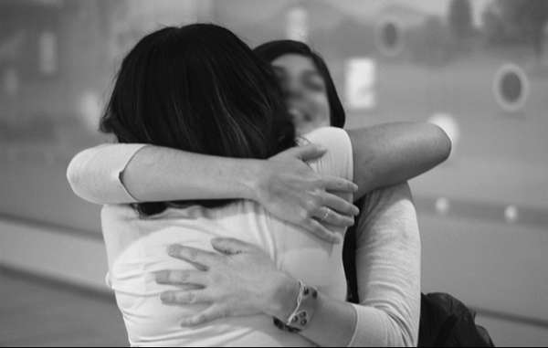 Saludo. Dos mujeres se abrazan en el Hug Tour, Washington.