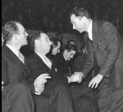 Saludo. Charles Zimmerman estrecha su mano a un participante en una convención.