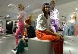 Maniquies. Maniquies de tienda de moda en un centro comercial.