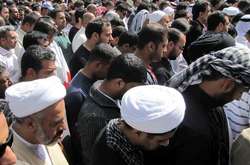 Islam funeral Momento de la oración en un funeral por el rito islámico.