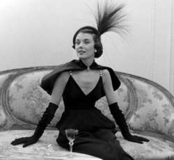 Moda mujer. Modelo con traje de noche negro. 1948.
