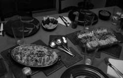 Alimentos Mesa con los alimentos preparados para una comida.