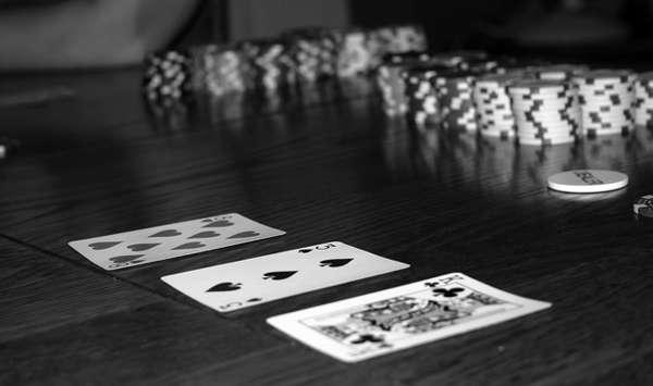 Poker. Mesa de póquer con una jugada.