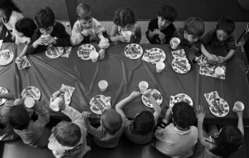 Mesa Mesa de niños celebrando una fiesta.