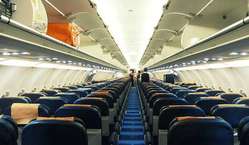 Interior avión. Espacio para pasajeros de un avión EasyJet A321.