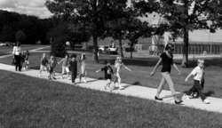 Paseo Peques camino de la escuela con sus padres.