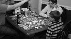 Juego. Juego de mesa en familia.