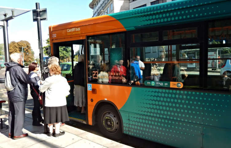 Subir autobús. Subiendo al autobús