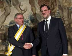 Rajoy condecora Mariano Rajoy impone la banda de Isabel la Católica a Bob Méndez