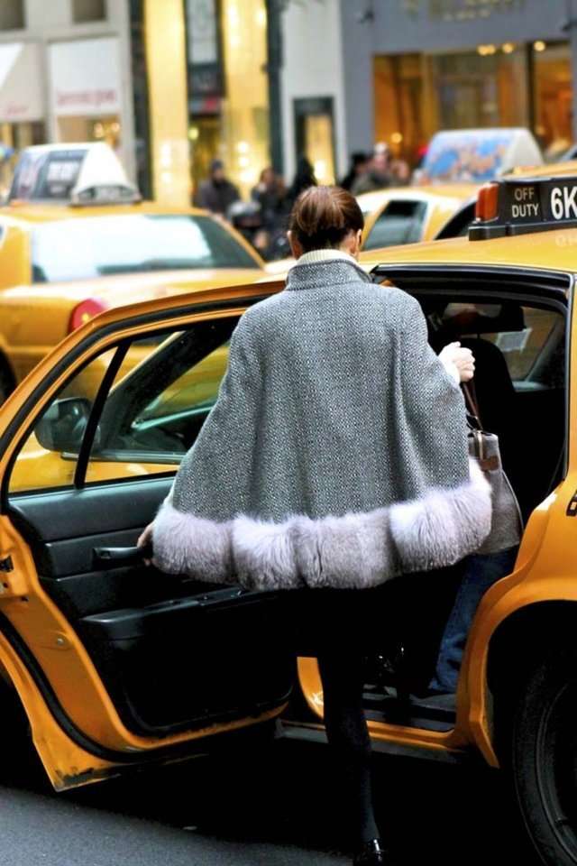 Tomar taxi. Mujer toma un taxi en Nueva York