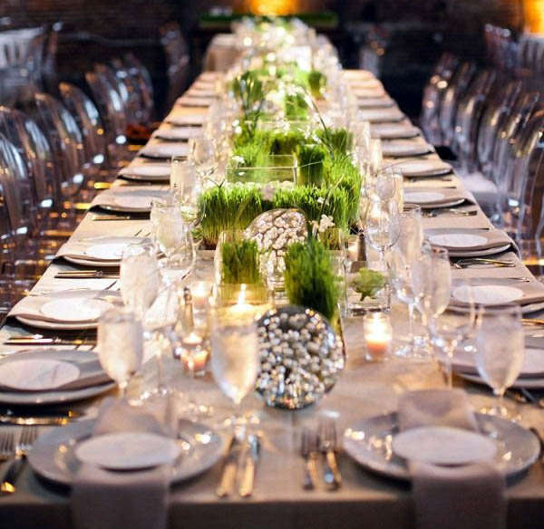 Mesa puesta. Mesa decorada de forma elegante.