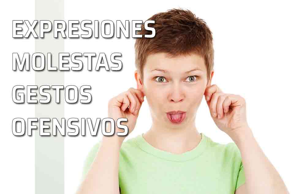 Gestos ofensivos. Molestar u ofender con los gestos. Mujer haciendo un gesto de burla