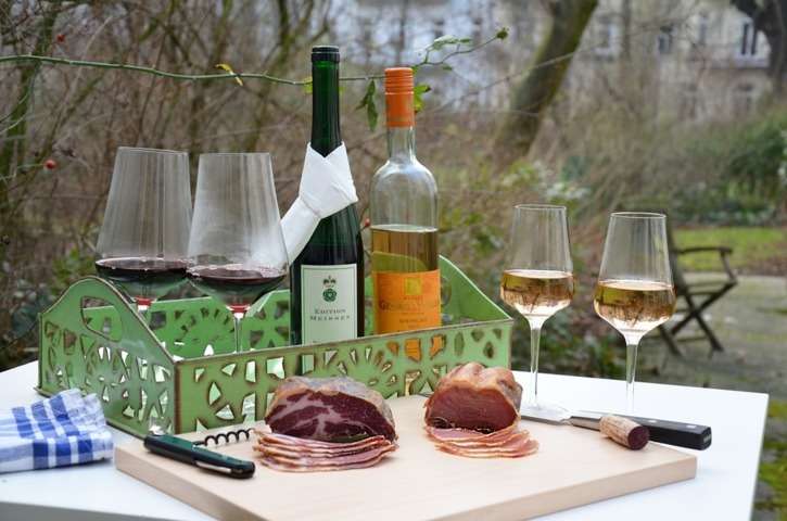 Aperitivo. Aperitivo con vino blanco y vino tinto
