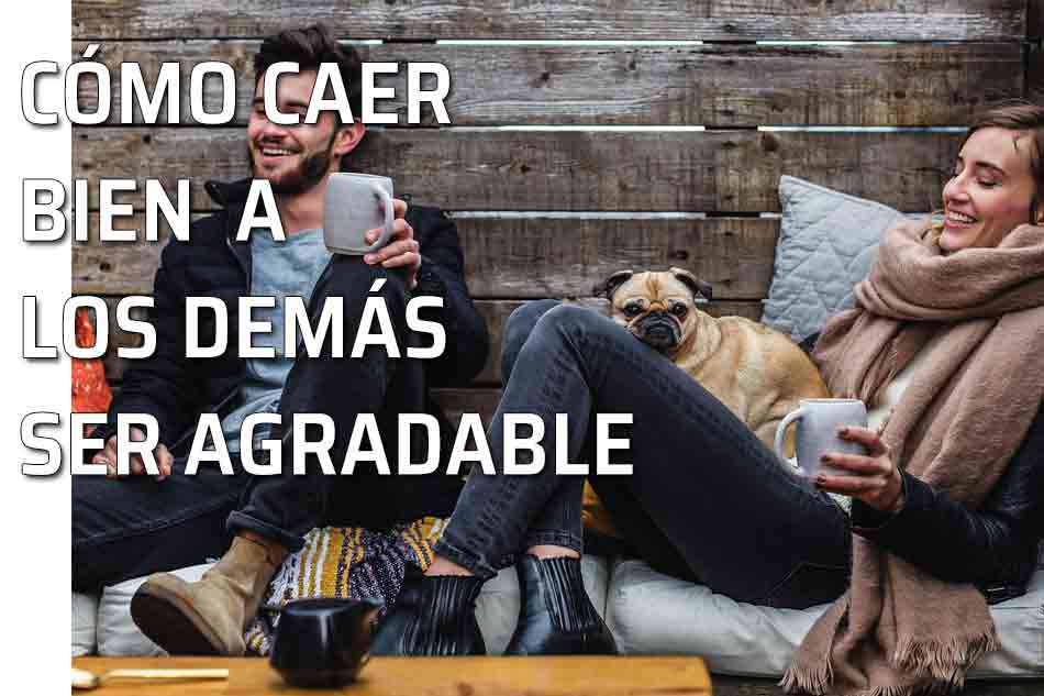 Caer bien a los demás. Ser agradable. Gestos para saber si caemos bien. Pareja de amigos riendo
