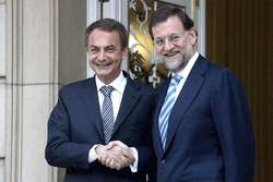 Rajoy y Zapatero. José Luis Rodríguez Zapatero de la mano a Mariano Rajoy Brey.