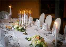Icono ser buenos anfitriones El arte de invitar a nuestra casa y ser buenos anfitriones. Mesa para una cena formal