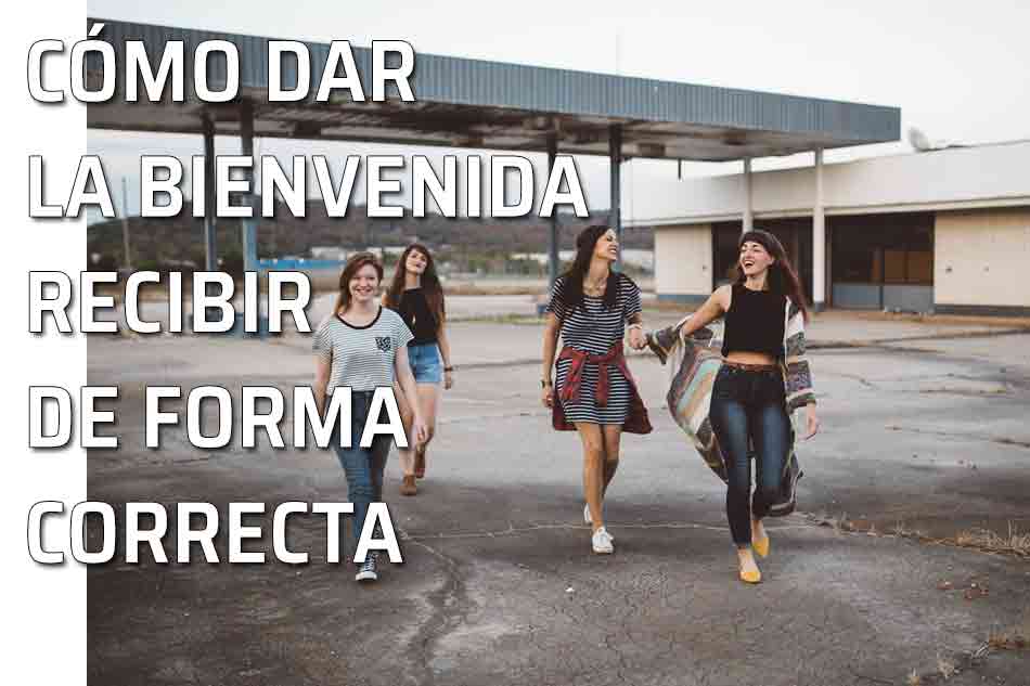 Dar la bienvenida. Cómo ofrecer una agradable bienvenida. Recibir de forma correcta. Amigas llegando a un lugar