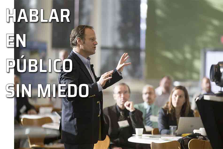 Hablar en público. Cómo hablar en público y mantener la compostura. Hombre se dirige al público