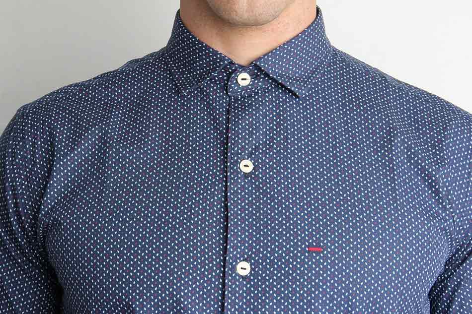 Abrocharse botón camisa. Cuándo abrocharse el botón superior de la camisa. Camisa abotonada en su totalidad