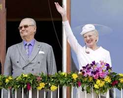 Reina Margatira II La reina Margarita II de Dinamarca saluda al pueblo