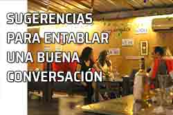 Icono entablar una conversación Cómo romper el hielo en una conversación. Amigos en una animada conversación